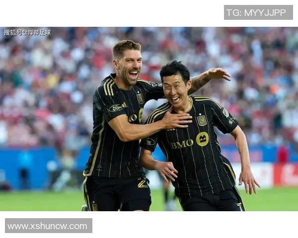 足球明星孙兴慜在赛场外的精彩瞬间与粉丝互动照相记录